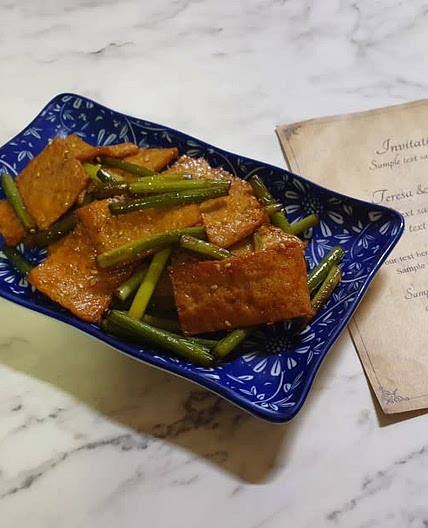 굴소스와 간장으로 맛을 낸 마늘쫑어묵볶음 만들기