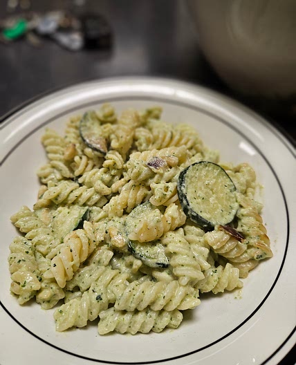 Nudeln mit Zucchini-Feta-Sauce