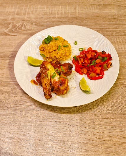Ailes de poulet teriyaki collantes avec riz bulgogi, légumes et gomasio