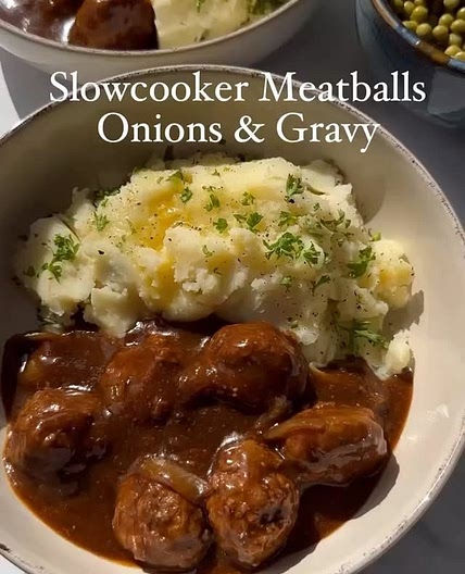 Slowcooker Beef Meatballs, Onions &amp; Gravy 🥔🥩 620 cals served