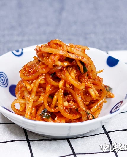 무가 맛있을때 절이지 않고 무생채 만드는법