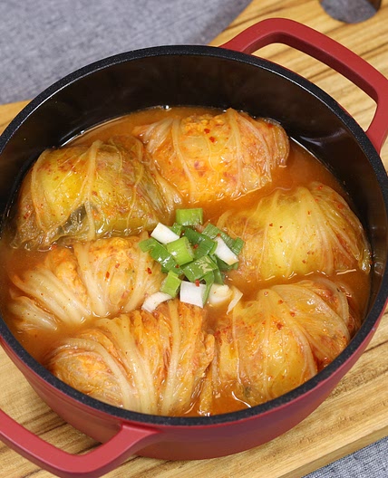 만두피대신 김치를 돌돌말아 만든 김치말이전골 레시피