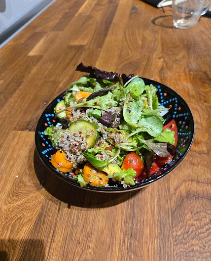 Gemischter Blattsalat mit Quinoa