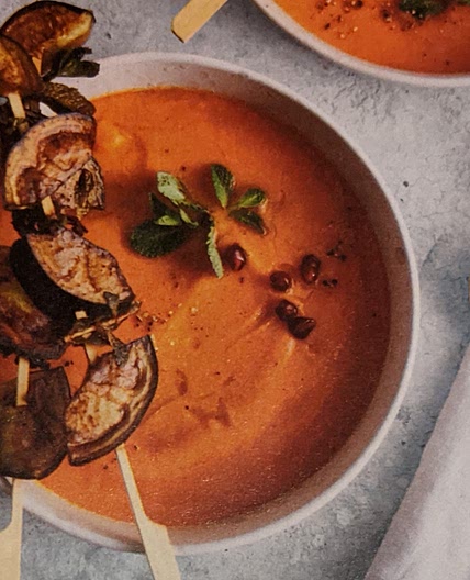 Kürbis-Tomaten-Suppe mit Auberginen-Spießen