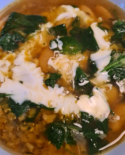 Rote Linsensuppe mit Riesenbohnen, Spinat und Kurkuma