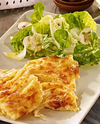 Champignonschnitzel mit Kartoffelgratin und Salat