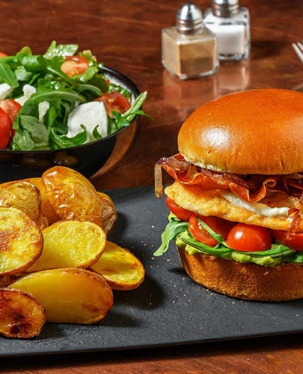 Kipburger met mozzarella en serranoham