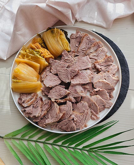 돼지고기 사태 수육 삶기 씻은 묵은지 보쌈 수육 요리