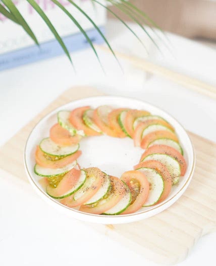 오이 토마토샐러드 아침간단요리 ~ 소금 올리브유 넣고