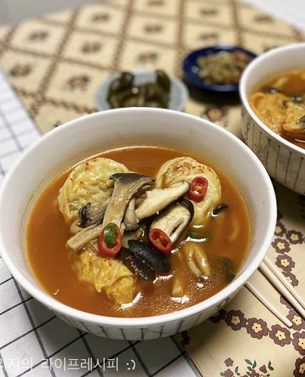 얼큰하게 먹기 좋은 만두전골 레시피