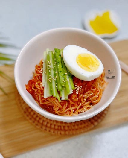 김치를 넣어 더 맛있는 매콤새콤한 비빔국수 레시피