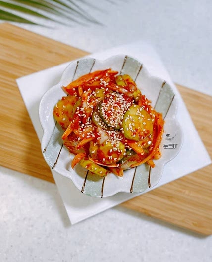 새콤달콤 아삭하고 맛있는 오이무침 레시피