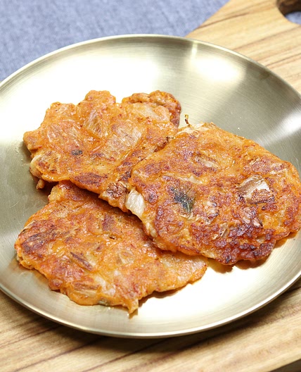 돼지고기를 넣어 더욱 맛있는 김치전 김치부침개 만드는법