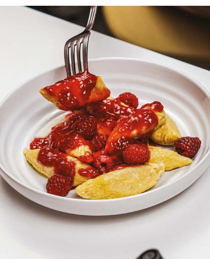 Bananowe pierogi leniwe 
z domowym sosem malinowym