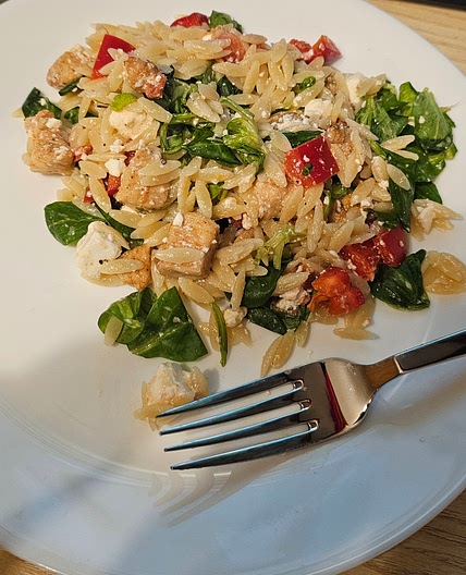 Orzo z roszponką i serem feta