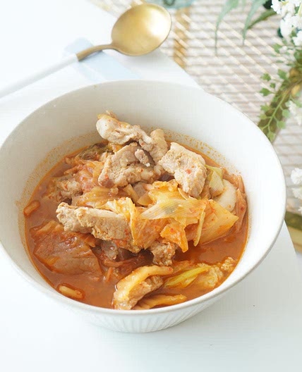 집에서 삼겹살요리 김치찌개 고기 넣고~