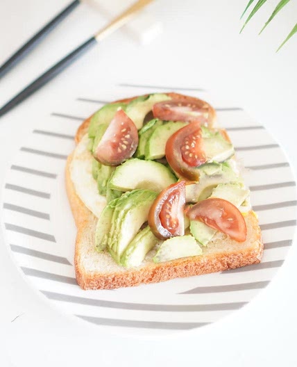 아보카도 토스트 샌드위치 만드는법 토마토 마요네즈 넣기