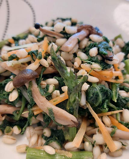 Barley salad - Spinach, asparagus and mushrooms