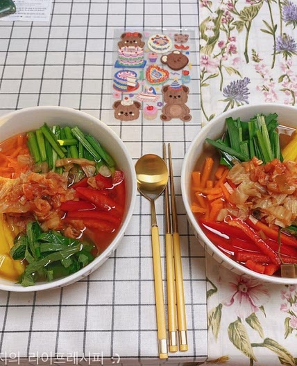 부담없이 맛있게 먹을 수 있는 시원한 도토리묵사발 만들기