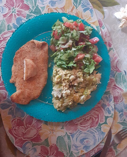 Milanesa de pollo con ensalada y revuelto de zapalliitos.