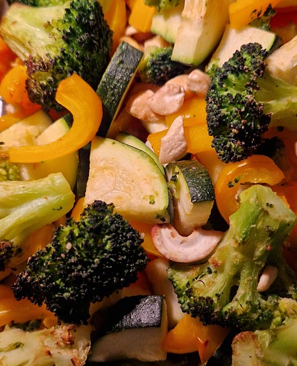 Mie Nudeln mit Gemüse und Erdnuss-Soße