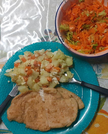 Milanesa con papas y ensalada.