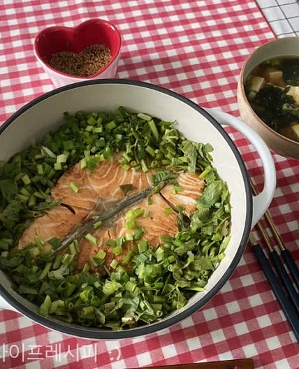 맛있고 비리지 않은 미나리 연어솥밥 레시피