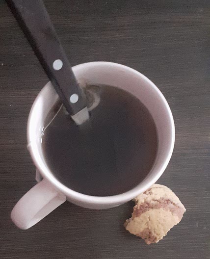Té de frutos rojos y 1 galletita