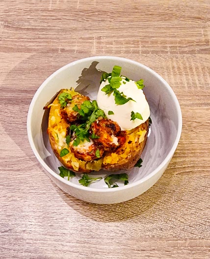 Pommes de terre au four garnies de crevettes cajun