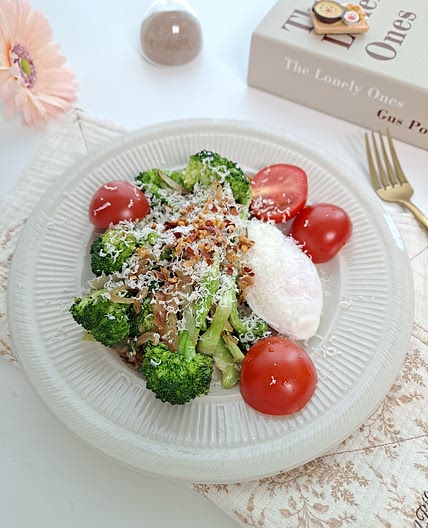 아침 웰빙식단 수란&브로컬리 구이