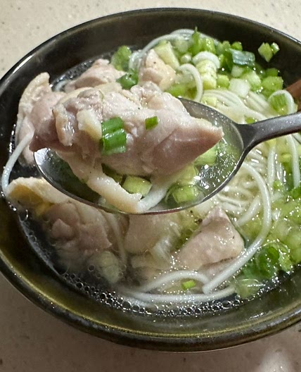 닭다리살로 만드는 닭고기 국수