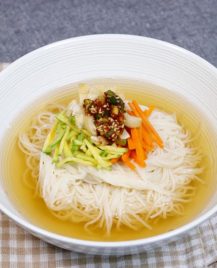 멸치육수에 고명을 데쳐서 잔치국수 간단하게 만드는법