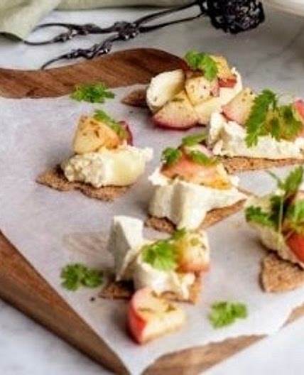 Camembert med kryddiga äpplen på rågcrisp