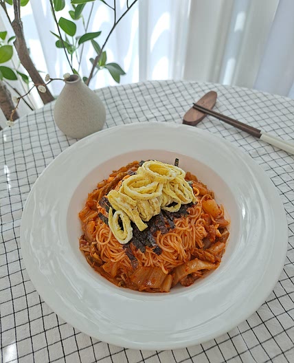 새콤달콤매콤 김치비빔국수