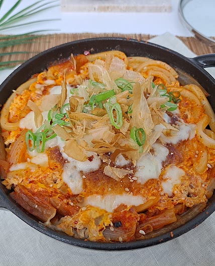 얼큰하고 푸짐한 돈까스 김치나베