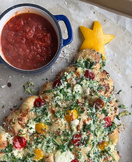 Cheesy, Garlicky Pull-Apart Christmas Tree Bread