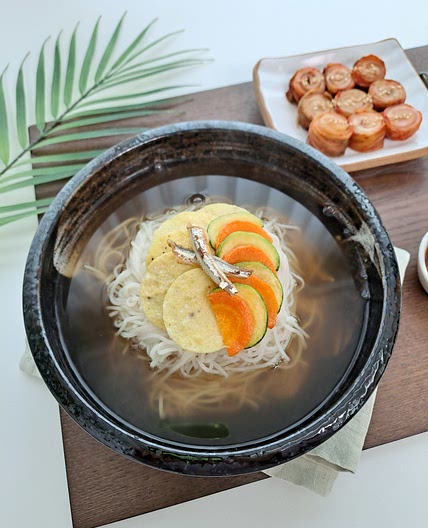 맑은 온 멸치국수