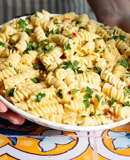 Quick and Easy Roasted Garlic Pasta With Cream