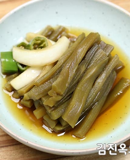 아삭한 식감의 궁채장아찌