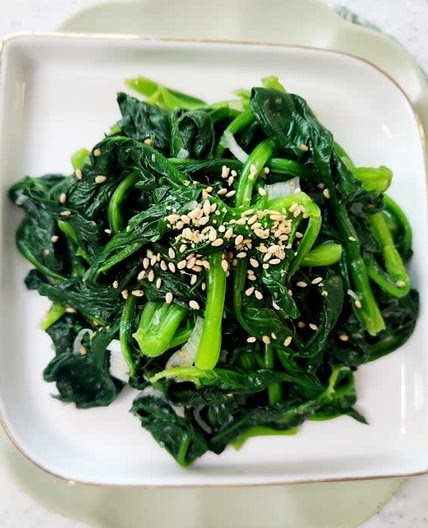 참치액 넣어 감칠맛 좋은 시금치무침 레시피