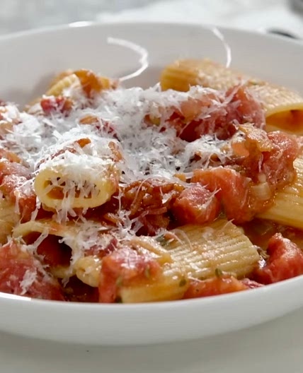 One-Pot Pasta with Tomatoes, Bacon, and Fennel