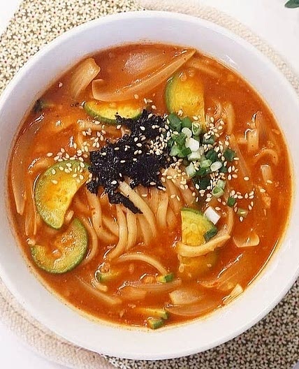 얼큰하면서도 묵직한 고추장 장칼국수 끓이는 법