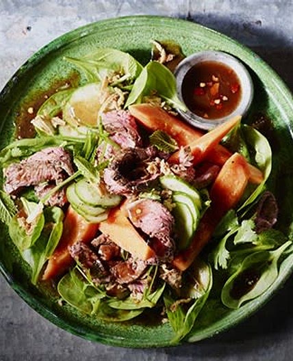 Seared beef and pspaya salad
