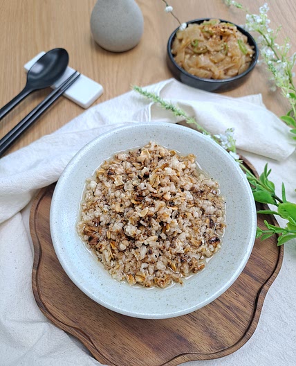 아침식단 오트밀 누룽지탕과 들기름 묵은지 볶음