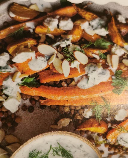 Salade de lentilles, carottes et betteraves, sauce yaourt aux herbes