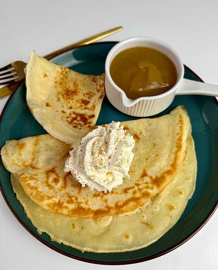 Pancakes with apple sauce - Pfannkuchen mit Apfelmus 