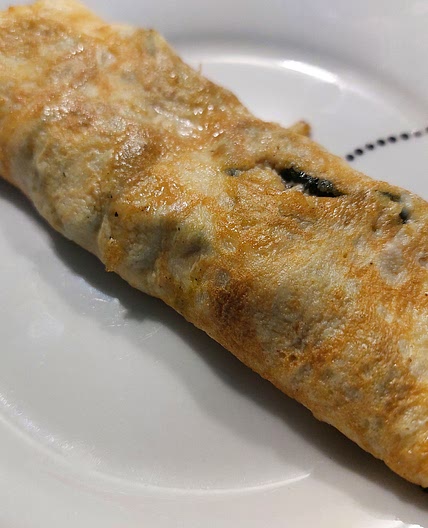 Omelette - zucchini and mozzarella