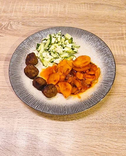 Boulettes de viande Köfte avec concombre à la feta