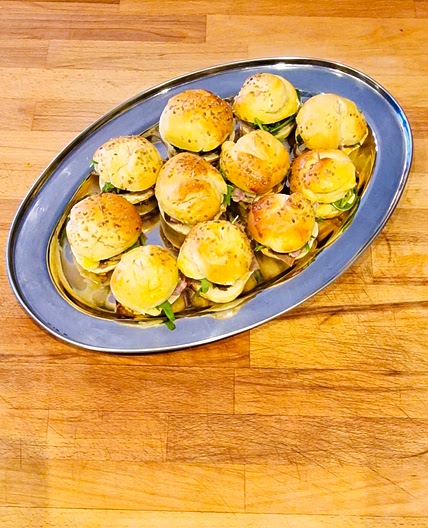 Mini burger de restes de roti de bœuf, patates et haricots verts