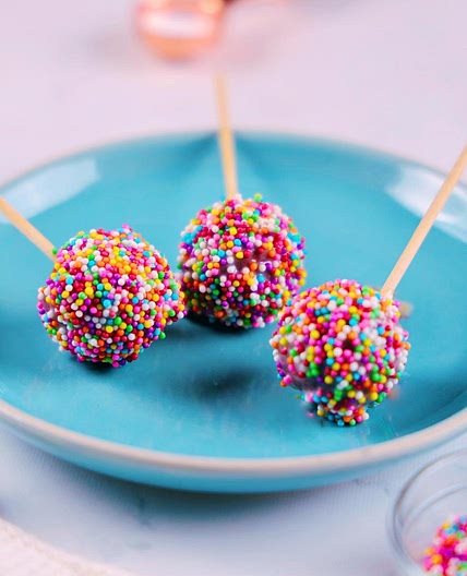 Easy Red Velvet Cake Pops for Valentine's Recipe